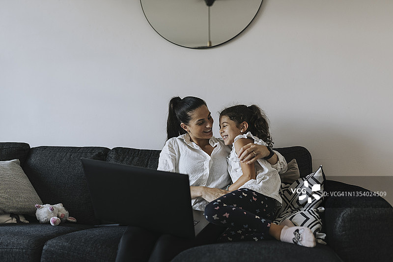 母女在沙发上图片素材
