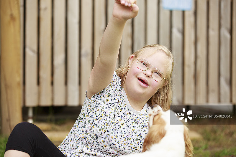 举手的女孩肖像图片素材