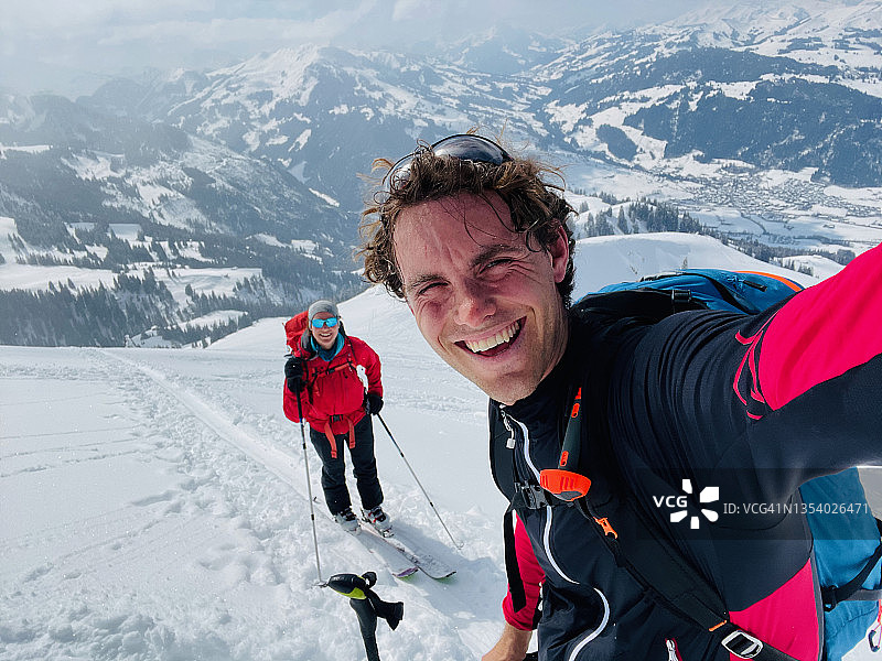 微笑的滑雪情侣肖像图片素材