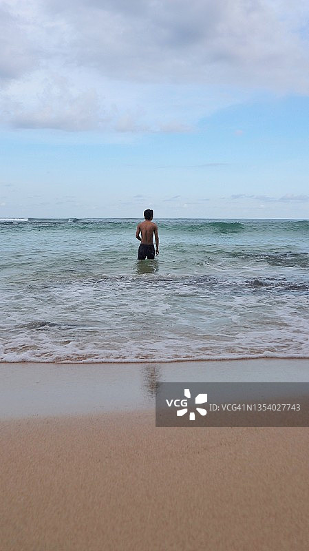 荒野中的孤独男人图片素材