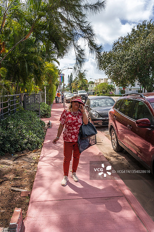 年长的拉丁裔女人在佛罗里达街头图片素材