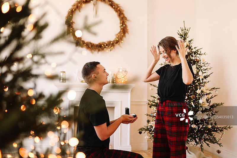 男友在圣诞节向女友求婚图片素材