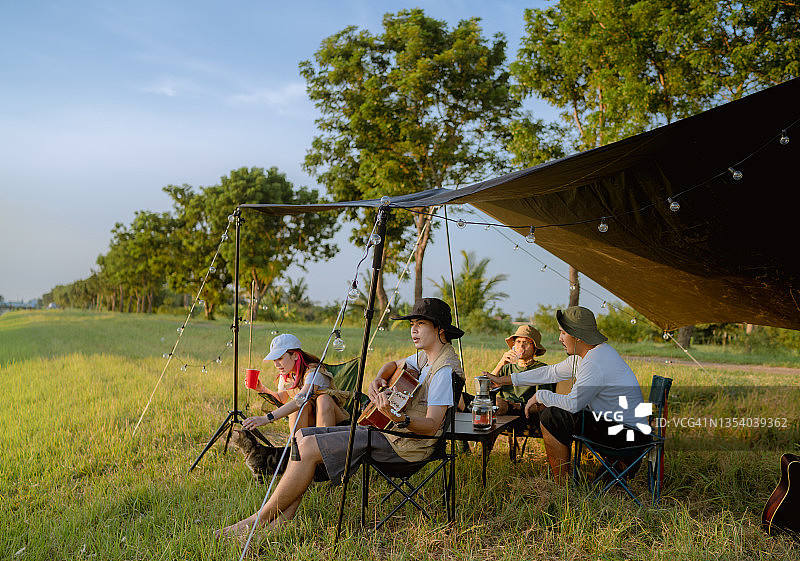 在自然中的露营之旅图片素材