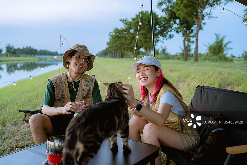 气氛活跃的户外派对图片素材