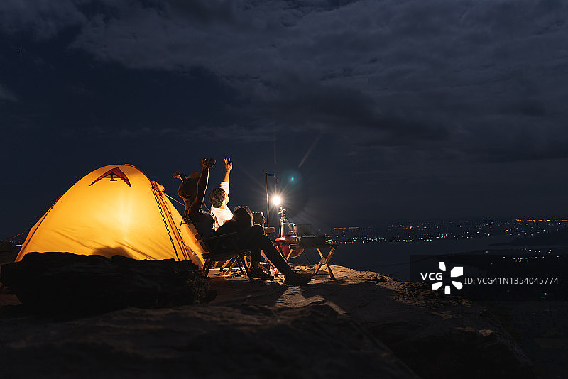 情侣度假露营，在山上夜晚观星图片素材