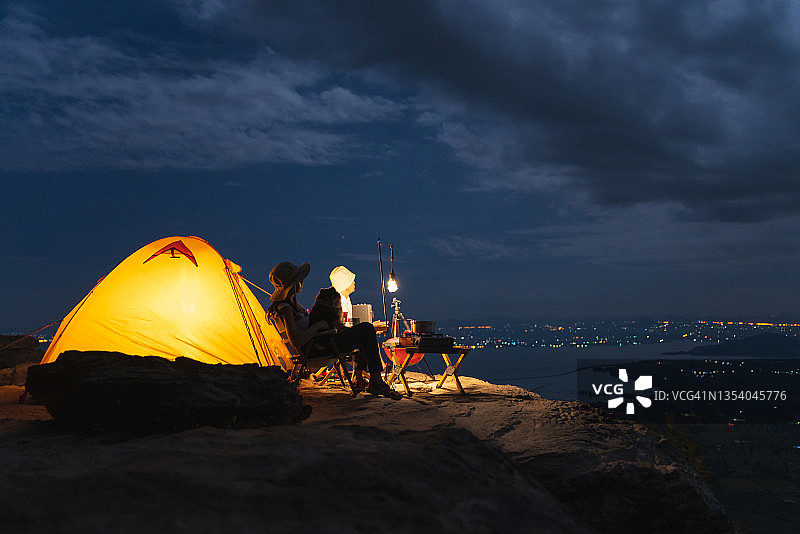 情侣度假露营，在山上夜晚观星图片素材