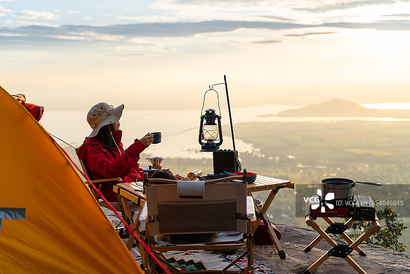 女子享受在山上的露营图片素材