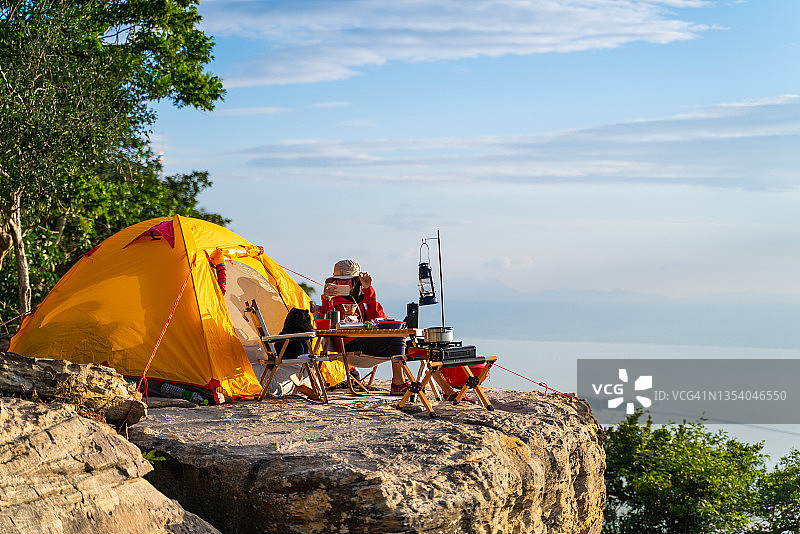 女子享受在山上的露营图片素材
