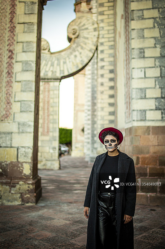 街头骷髅妆女人图片素材