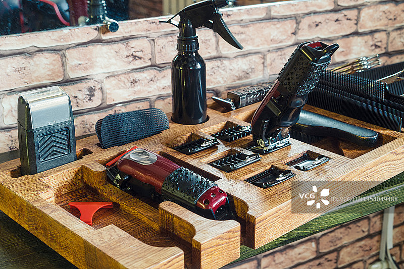 用于修剪胡须的工具容器：电动剃须刀、理发器及配件图片素材