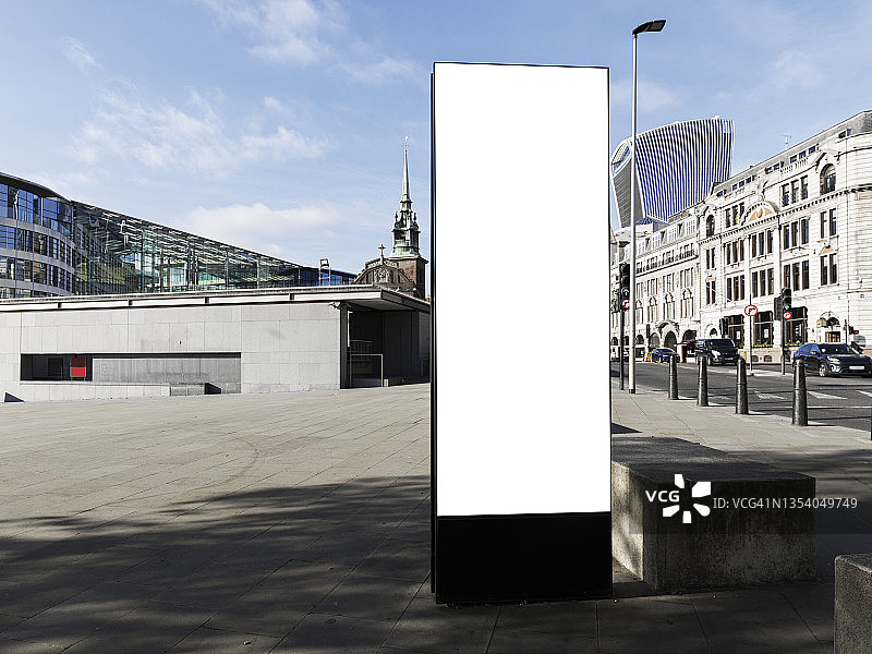 伦敦金融区街道上的空白电子屏幕图片素材