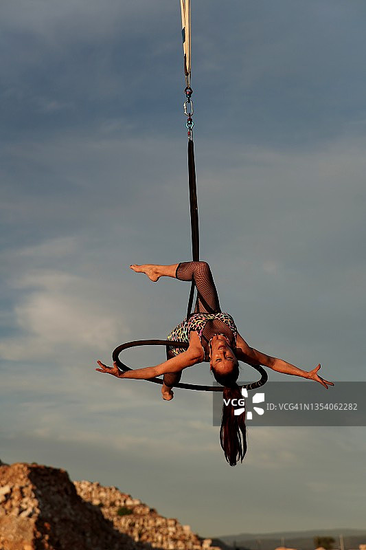空中环上的空中体操图片素材