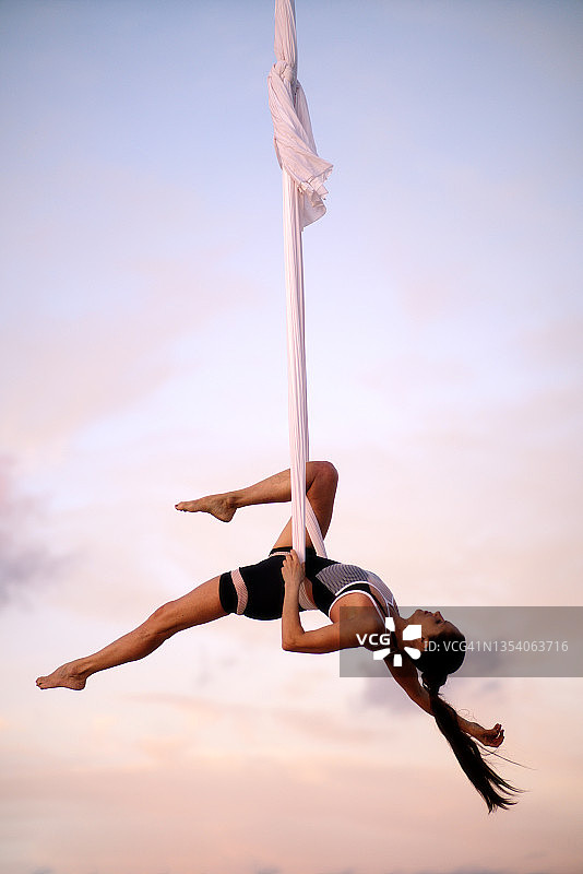 空中吊床体操图片素材