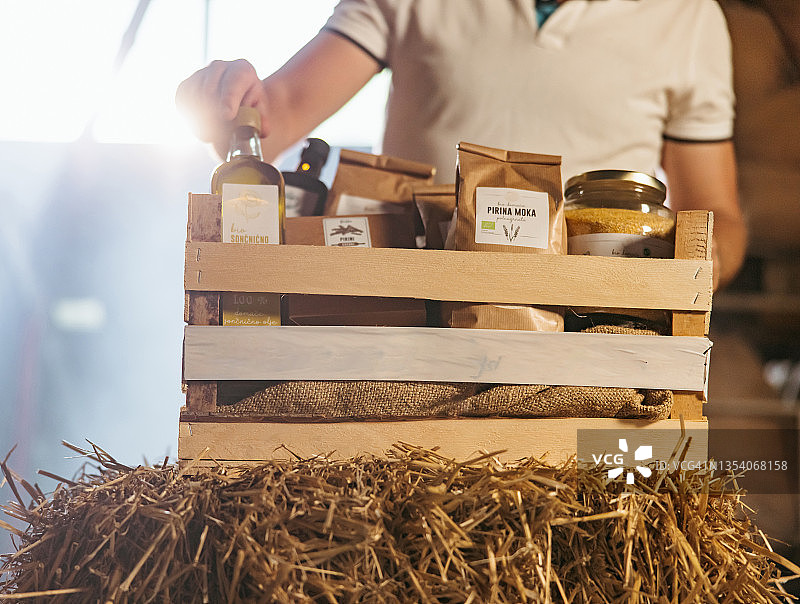 男子从箱子里拿起油瓶的特写图片素材