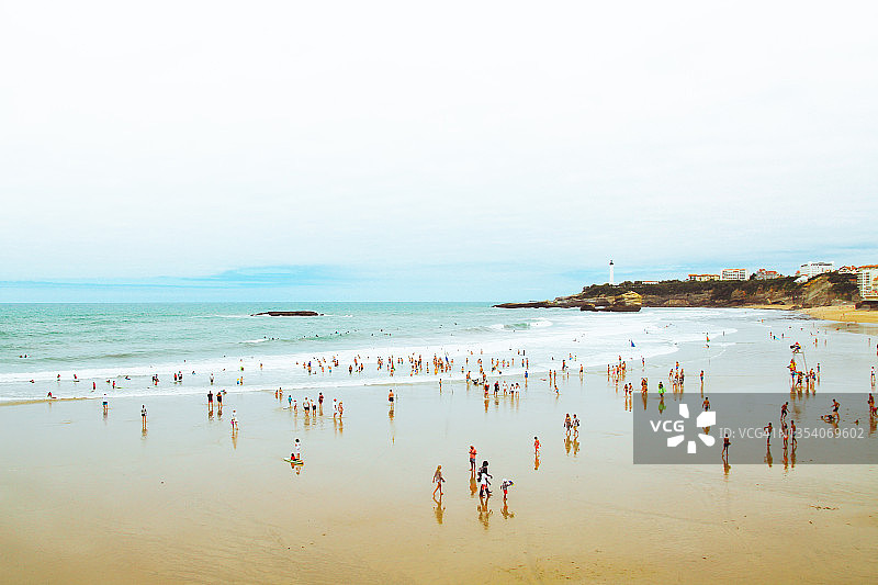 人们在法国比亚里茨大 Plage 海滩享受图片素材