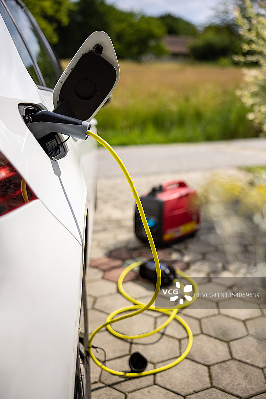 在家为电动汽车充电图片素材