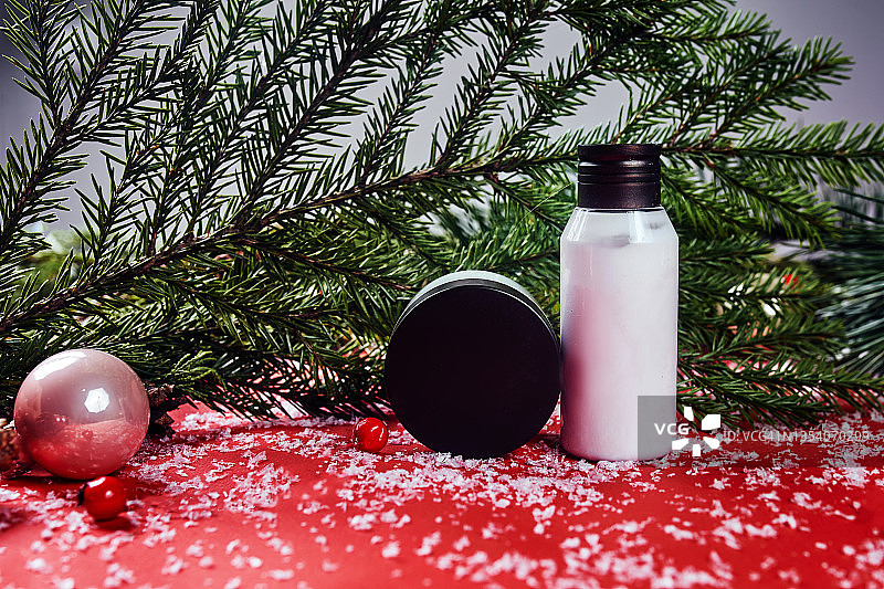 节日新年背景下的化妆品图片素材