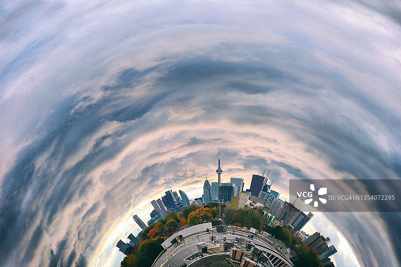 戏剧性秋日下的多伦多星球图片素材