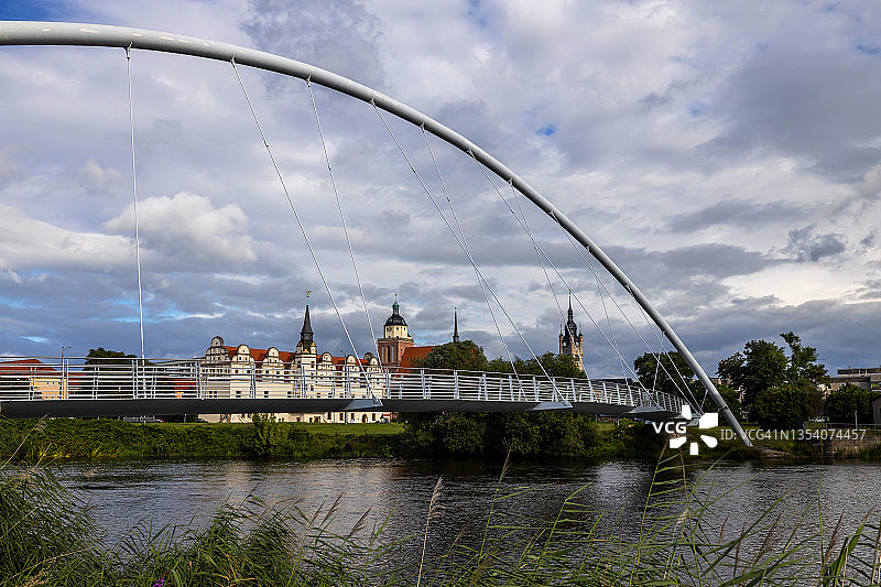 德绍：具有历史天际线的现代桥梁（萨克森-安哈尔特州，德国）图片素材