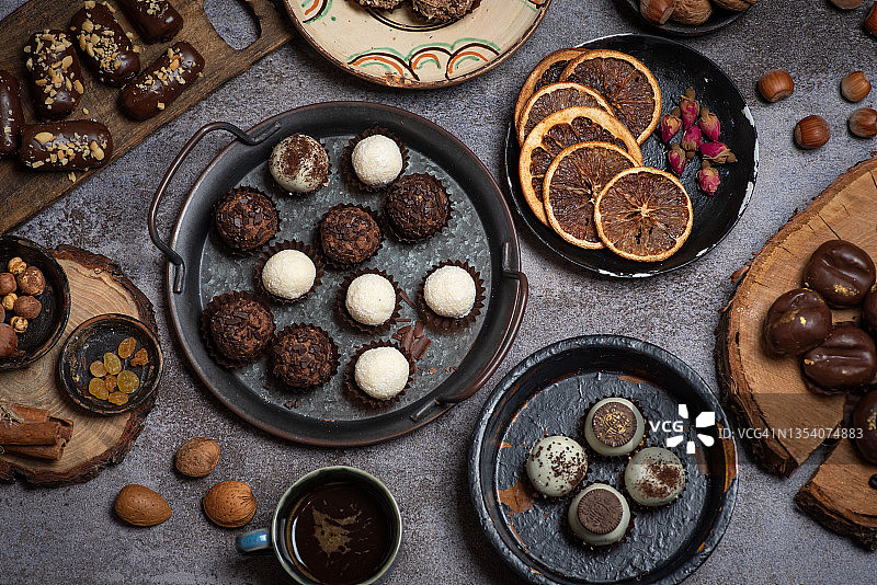 自制豪华巧克力果仁糖图片素材