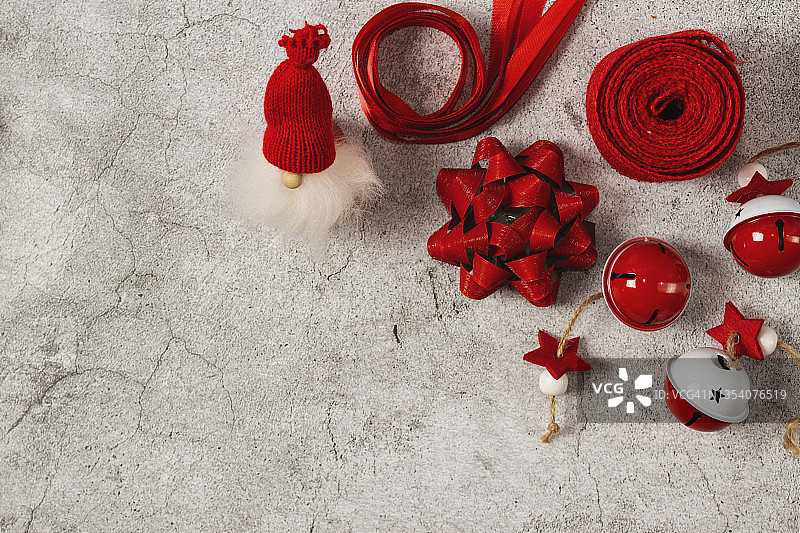 灰色乡村背景上的圣诞装饰品图片素材