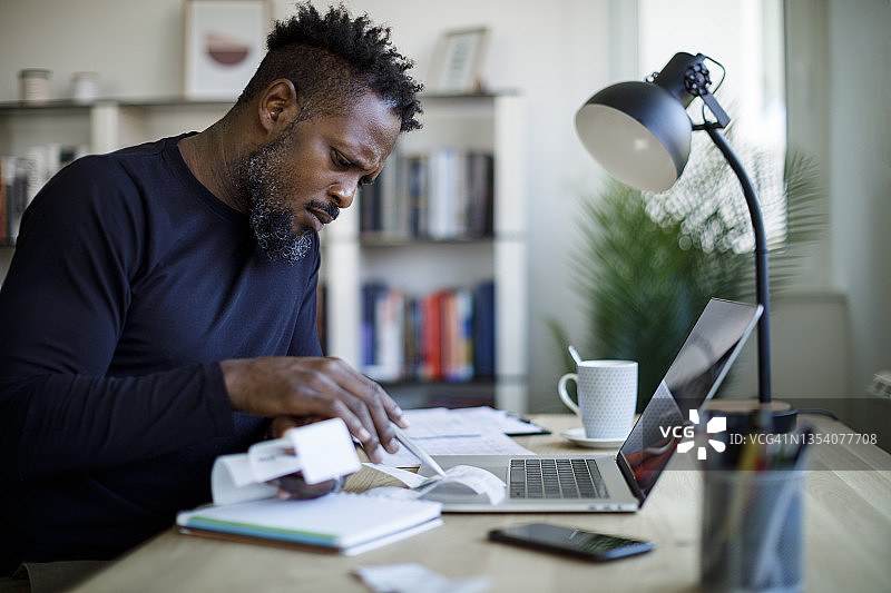 计算预算和财务的男人图片素材