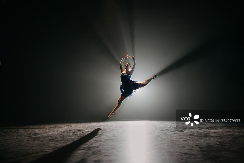 芭蕾舞演员在舞台上排练图片素材