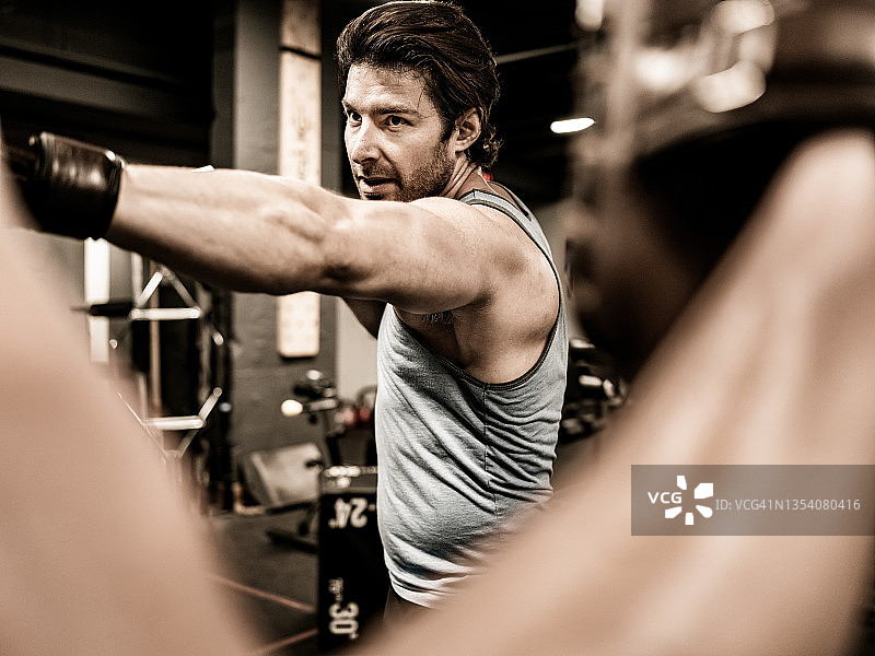 在健身房里拳击的两个年轻男人图片素材