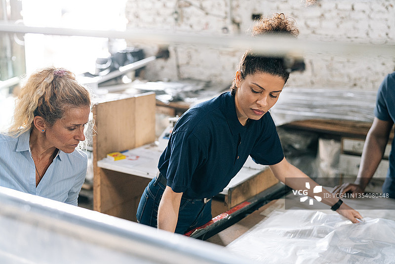 塑料回收工厂的团队合作图片素材