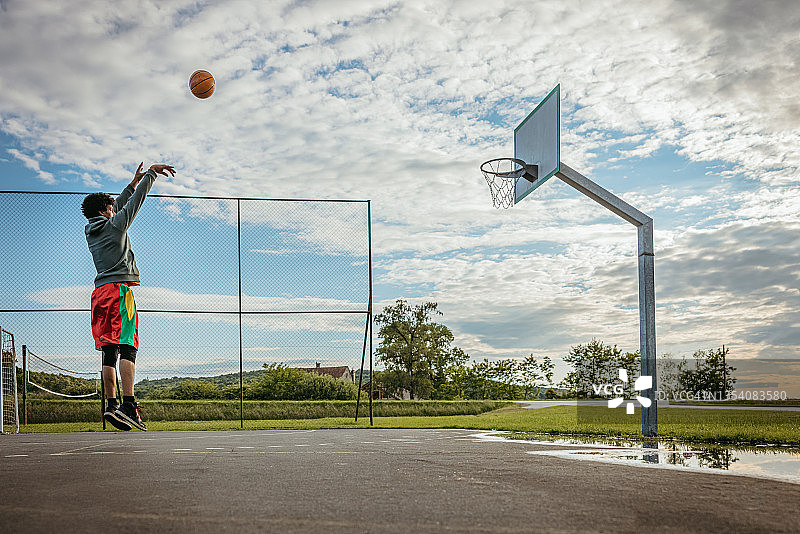 篮球运动员练习罚球图片素材