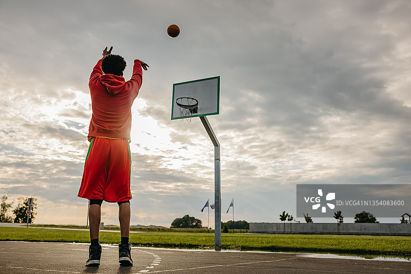篮球运动员练习罚球图片素材