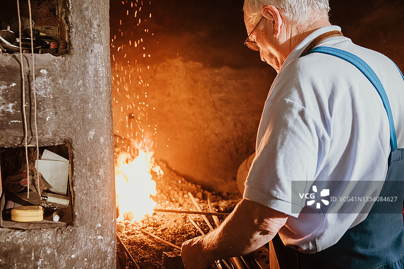 铁匠加热金属图片素材