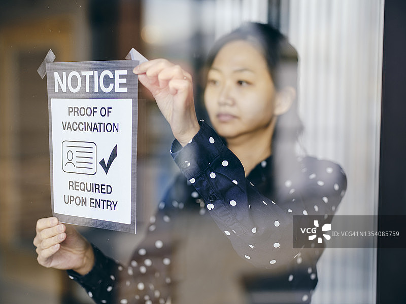 带有疫苗强制标志的店主图片素材