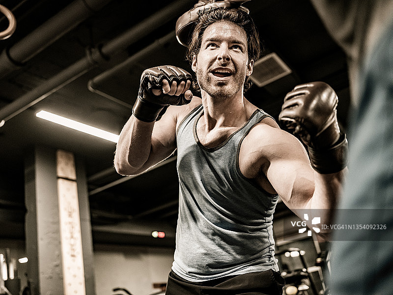在健身房里拳击的两个年轻男人图片素材