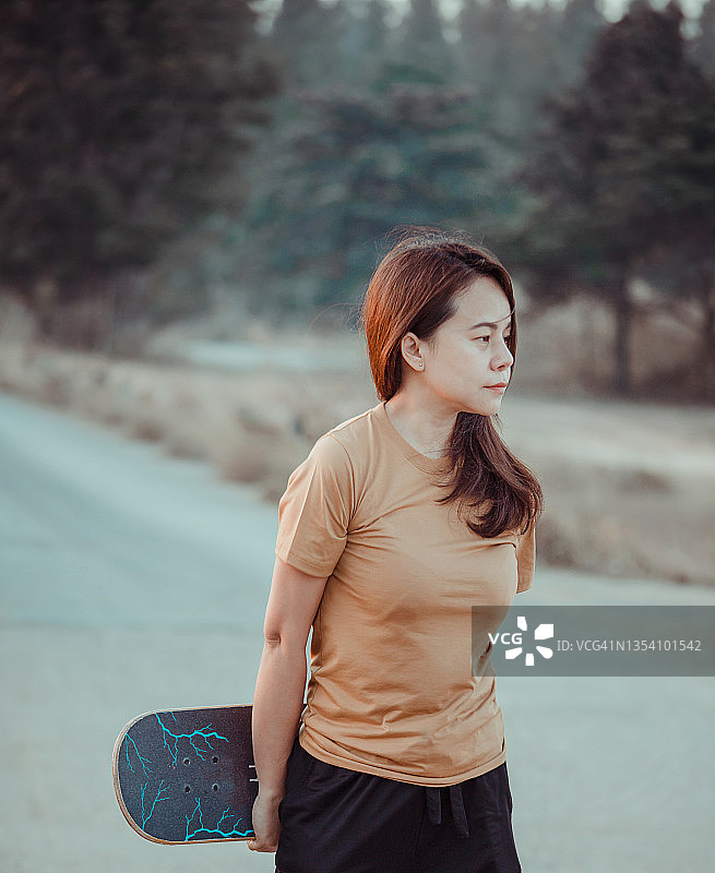 年轻女人拿着长板图片素材