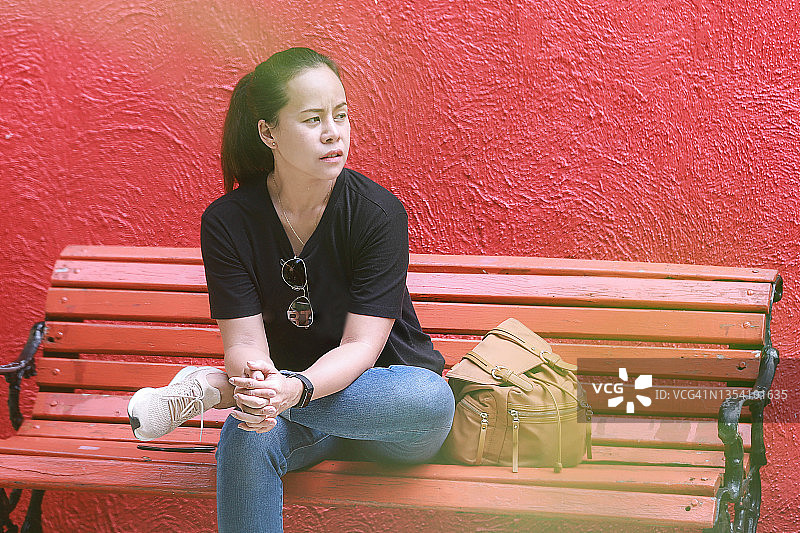 女人在等人图片素材