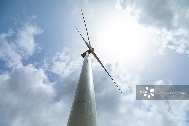 多云蓝天下的风车图片素材