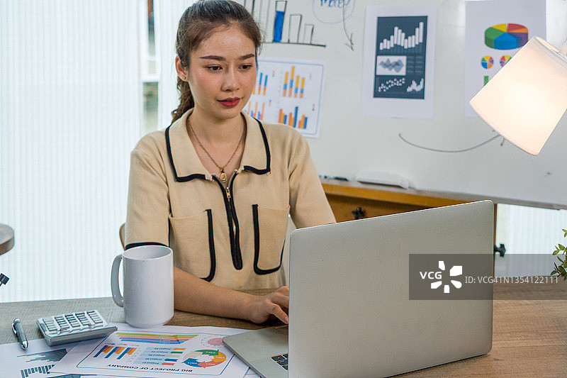 亚洲年轻女英语教师通过网络摄像头在电脑上进行视频会议图片素材