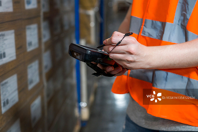 工人在仓库扫描包裹图片素材