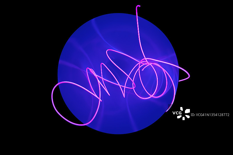 蓝色背景上的抽象霓虹灯线图片素材