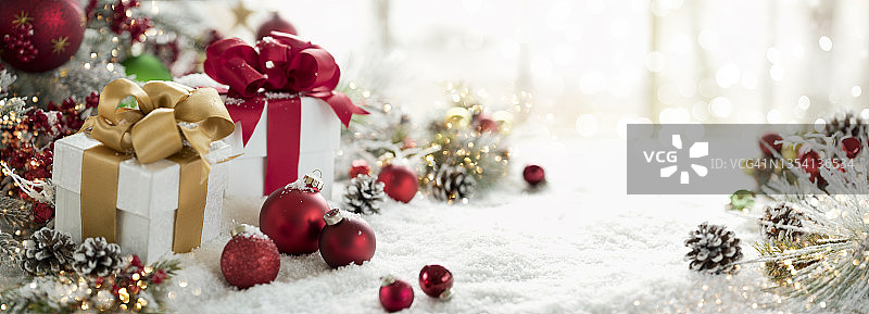 冬季背景下的圣诞礼物图片素材
