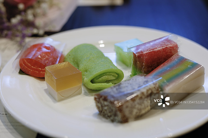 新加坡的特色彩色小吃和糕点图片素材