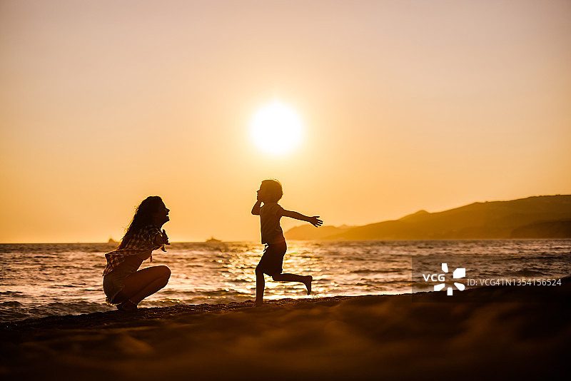 来妈妈这里！图片素材