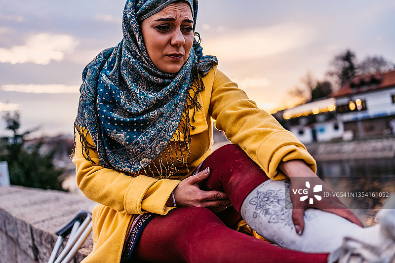 腿部骨折，痛苦的女人图片素材