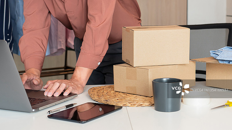 男子在桌旁工作全身照图片素材