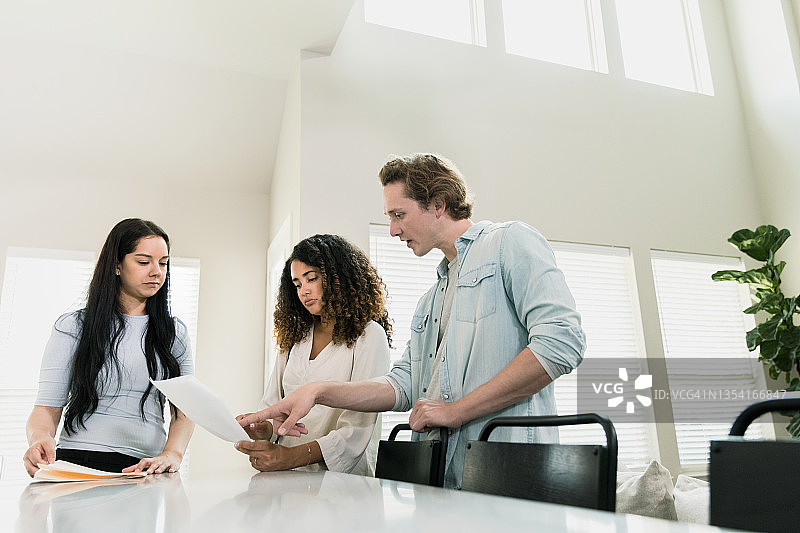 男人向房地产经纪人咨询合同问题图片素材