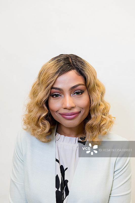 自信的中年女商人照片图片素材