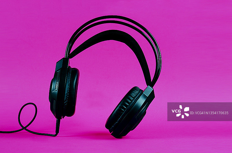 粉红色背景上的耳机特写拍摄图片素材