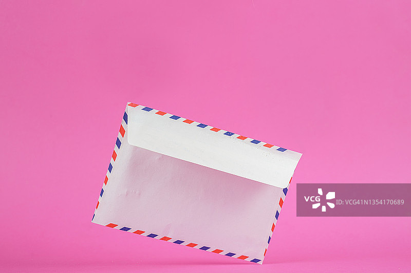 粉色背景上的邮件信封图片素材