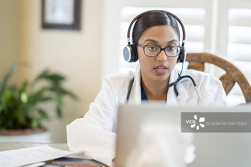 女医生进行远程医疗呼叫图片素材